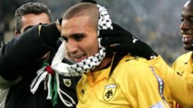 الجزائري جبور يلهب مشاعر المسلمين بكوفية تعاطف مع غزة