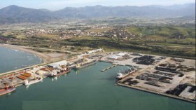 ميناء “جنجن” يتحوّل إلى مقبرة لخردة القطارات