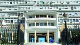 Djerad reçoit le ministre français des Affaires étrangères.