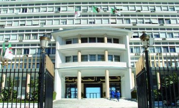 Djerad promet la formation d’une nouvelle génération d’entrepreneurs et d’hommes d’affaires