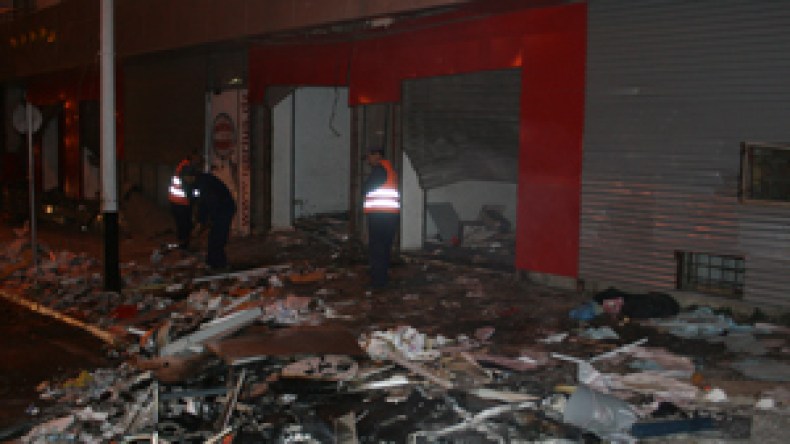 أوراسكوم تطرد 300 مصري تورطوا في حرق مؤسستهم بعين تيموشنت للحصول على تعويضات