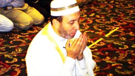 منع محمد جبريل  من إمامة الناس لأنه دعا على الظلمة في القنوت؟