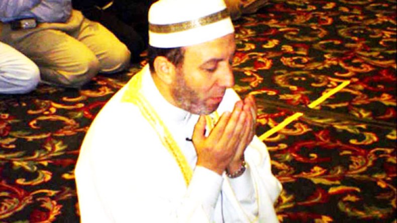 منع محمد جبريل  من إمامة الناس لأنه دعا على الظلمة في القنوت؟