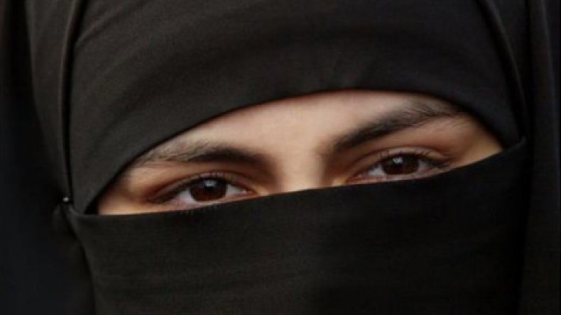 القضاء الفرنسي يتهم شابة مسلمة بمحاولة الاتصال بالقاعدة