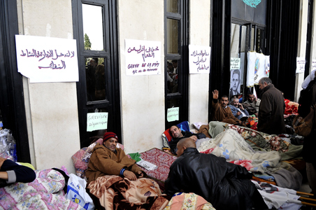 Douanes algériennes : 800 douaniers ont tenu un sit-in devant le siège de l’UGTA