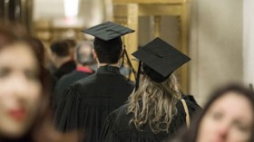 عمال لحراسة مسابقة الدكتوراه ومترشحون يدخلون القاعة بهواتفهم!