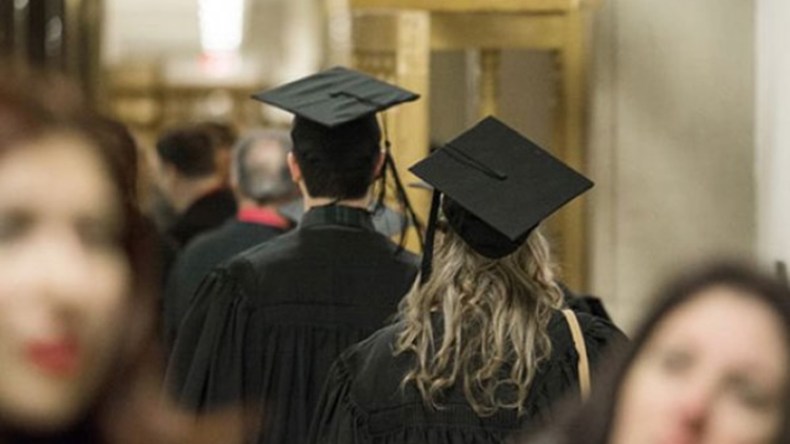 عمال لحراسة مسابقة الدكتوراه ومترشحون يدخلون القاعة بهواتفهم!