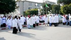 عميد الأطباء: “وزير الصحة يتآمر ضدنا…  ولا سلطة قانونية أو إدارية له علينا”