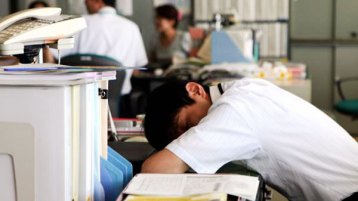 من يعسّ من؟