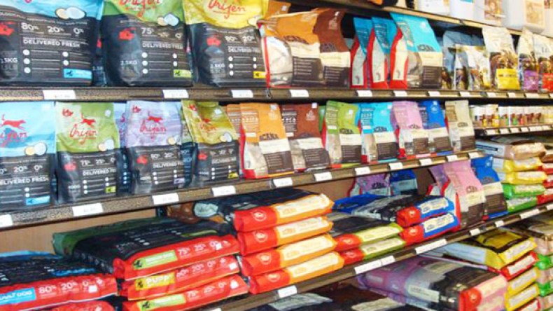 الحكومة تمنع استيراد أغذية الكلاب والقطط وأسماك الزينة