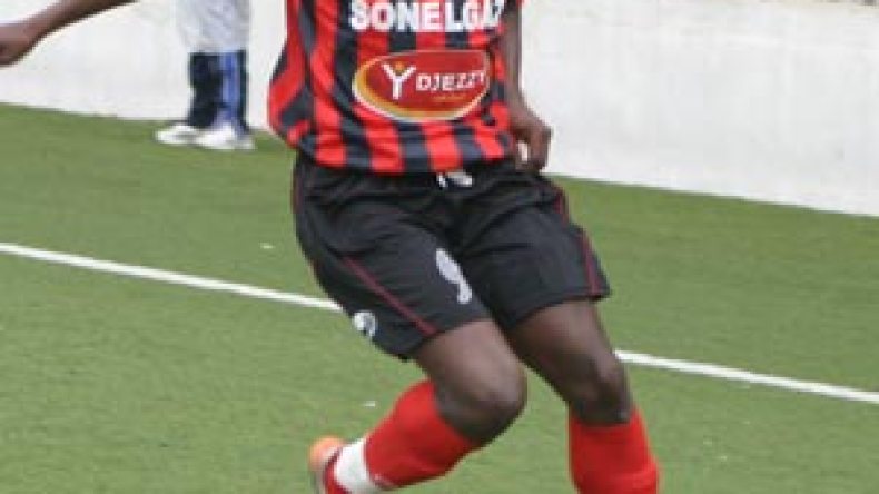 دوكوري يقاطع التدريبات احتجاجا على هتافات عنصرية