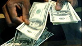 مهاجرون وتجار عملة باعوا الدولار بـ 4000 دينار خوفا من شبح  إنهيار أسعار الصرف