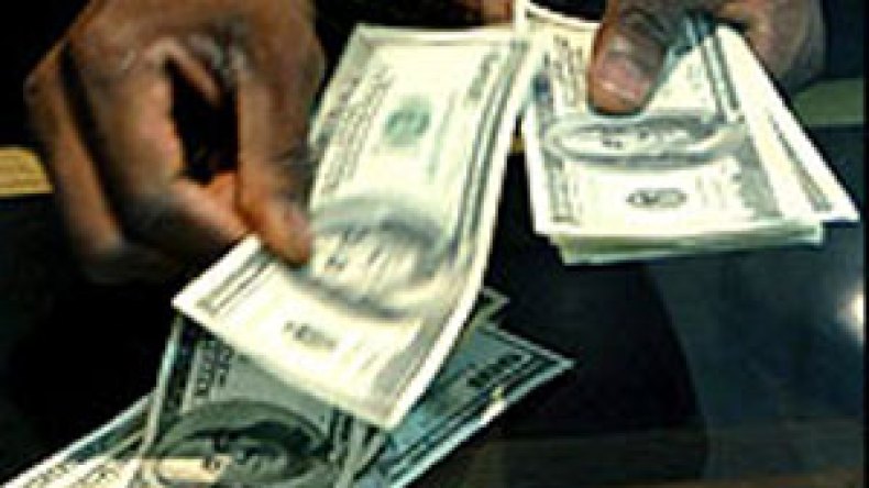 مهاجرون وتجار عملة باعوا الدولار بـ 4000 دينار خوفا من شبح  إنهيار أسعار الصرف