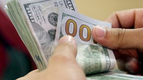 الجزائريون صرفوا 230 مليون دولار بالخارج خلال سنة!