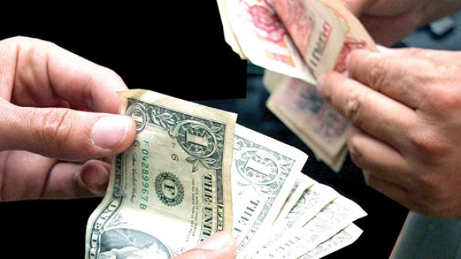 الدولار يلتهب والدينار من “سيئ إلى أسوأ”