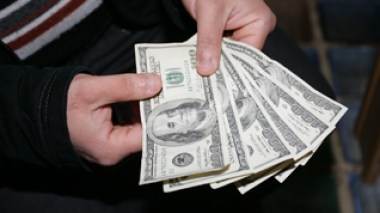 Le prix de change du dollar flambe et l’euro dégringole. ‭