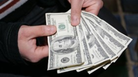 سعر  الدولار  يحطم  الرقم  القياسي  ويصل  120  دينار  في  السوق  السوداء