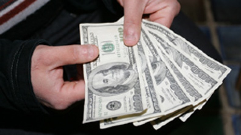 سعر  الدولار  يحطم  الرقم  القياسي  ويصل  120  دينار  في  السوق  السوداء