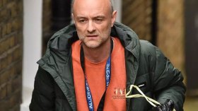 المعارضة البريطانية تدعو للتحقيق مع مستشار جونسون