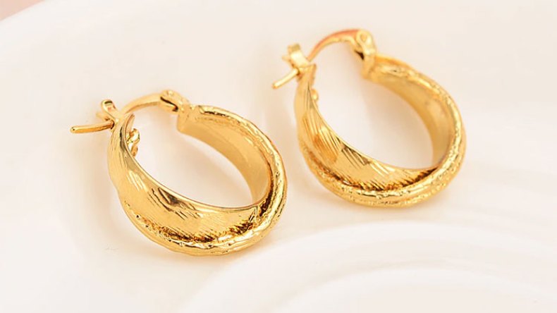 أطباء وشبه طبيين يشترون أقراطا ذهبية لمريضة ويهدونها إياها بعد نجاح جراحتها