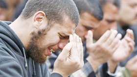 عطاء ودموع في شهر الجوع والخشوع