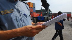 انهيار الدينار يجبر الحكومة على تقديم تسهيلات للمتعاملين الاقتصاديين