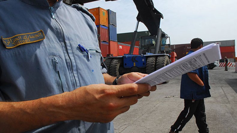 انهيار الدينار يجبر الحكومة على تقديم تسهيلات للمتعاملين الاقتصاديين