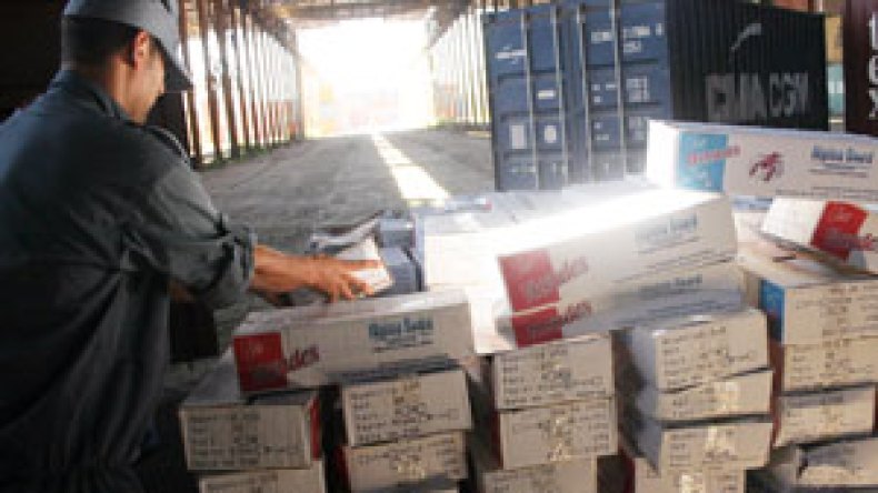 اكتشاف خردة ومواد فاسدة داخل 170 حاوية لتحويل العملة الصعبة للخارج