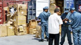 حبس  8ضباط جمارك متهمين بتهريب الأموال داخل الأحذية و”الغرس”