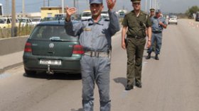 المهربون يهاجمون الجمارك ويحطمون سيارة بتبسة