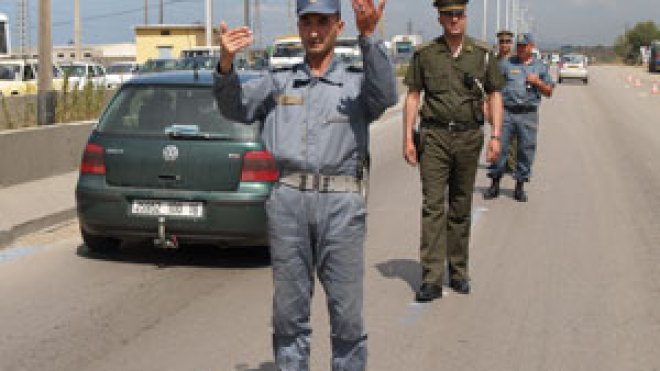 المهربون يهاجمون الجمارك ويحطمون سيارة بتبسة