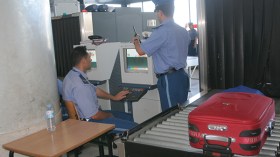 توقيف 3 أشخاص حاولوا تهريب أموال بمطار هواري بومدين