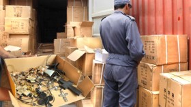 السلع قادمة من ألمانيا: حجز أربع حاويات معبأة بصلبان وتماثيل إباحية فاضحة