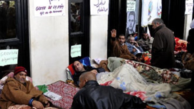 800‭ ‬جمركي‭ ‬يعتصمون‭ ‬بدار‭ ‬الشعب‭ ‬ويهددون‭ ‬بالتصعيد