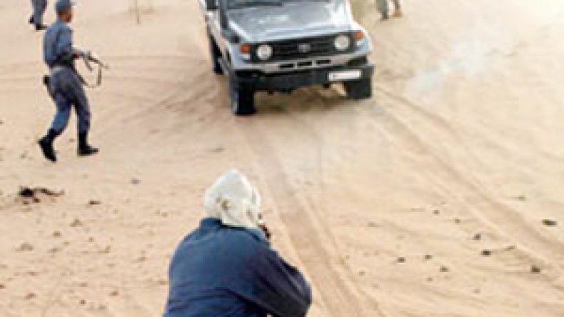 ضباط جمارك في مراكز المراقبة وفرق متنقلة بالحدود الصحراوية