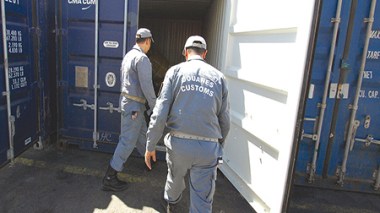 Security services arrest Customs' agents, including officers working for trafficking cells