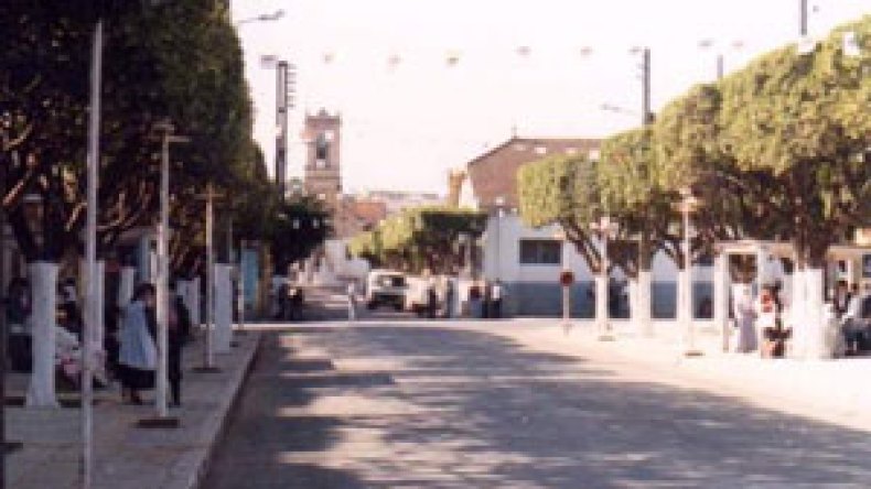 ترويج أفرشة الصليب وأحذية عليها لفظ الجلالة ومواطن يرتدي لأشهرٍ قميصا عليه سورة البقرة!!؟