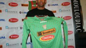 الحارس دوخة يمضي لموسمين في مولودية الجزائر