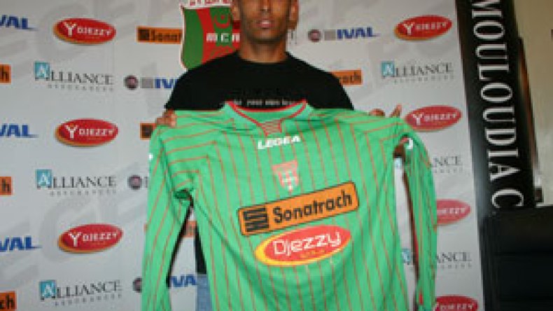 الحارس دوخة يمضي لموسمين في مولودية الجزائر