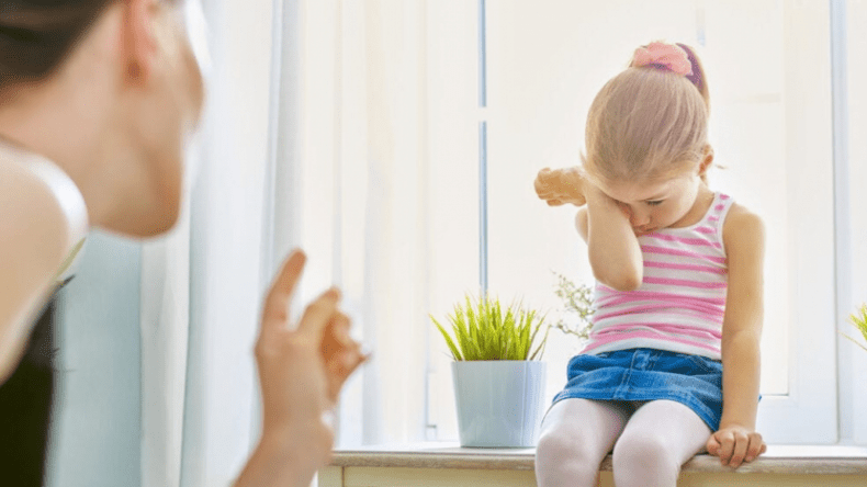 هذا ما عليك تجنبه عندما يشعر طفلك بالحزن؟