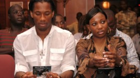 زوجة دروغبا تساعد الصحافيين الإيفواريين بالمواد الغذائية!