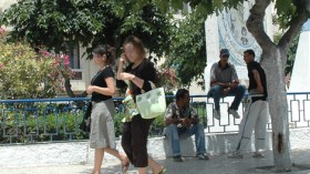 مهووسون يلتقطون صورا للنساء بالشوارع والشواطئ والأماكن العمومية