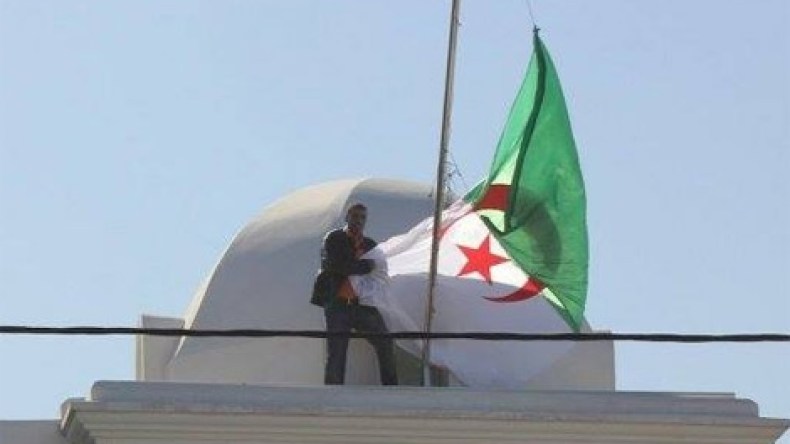 مدنس العلم الجزائري بالدار البيضاء يعترف بجريمته