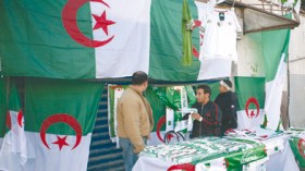 20 ألف راية ترافق المناصرين الجزائريين الى جنوب إفريقيا