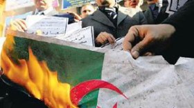 محامو الجزائر يطالبون باعتذار حارقي علم الجزائر وإلاّ مقاطعة اتحاد المحامين العرب
