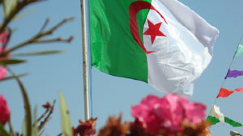 مدير شركة صينية يمزق شكوى لأنها تحمل العلم الوطني!