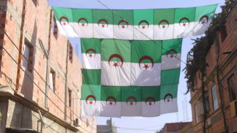 بطالون يجمعون الأموال لخياطة  أكبر الرايات الوطنية