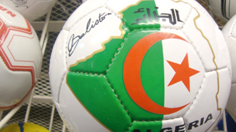 باليستون يحول العلم الجزائري إلى كرة تتقاذفها أرجل الفرنسيين