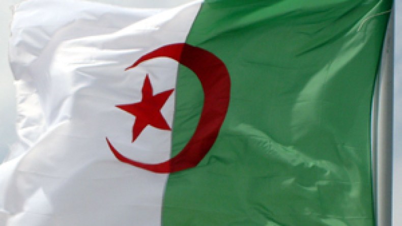 عزف أغاني فرنسية بدل النشيد الوطني