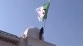 مغربي‮ ‬يقتحم‮ ‬قنصلية‮ ‬الجزائر‮ ‬بالدار‮ ‬البيضاء‮ ‬ويدنـّس‮ ‬العلم‮ ‬الوطني